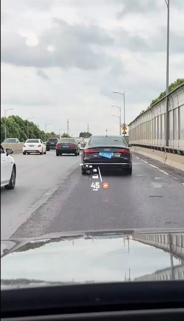 长沙一奥迪车挂润A88888上路被举报!交警:记9分、罚款200元