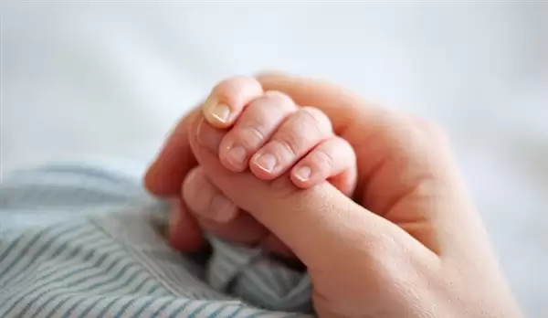 婴儿列车上哭闹20分钟 男子30秒哄好 网友:这一刻他就是全车厢的神