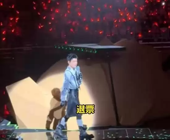 陈小春演唱会上边哭边道歉回应：在处理退票了