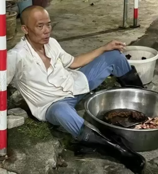 莫氏鸡煲爆火帮工一周就扛不住了：没正常人撑过第二天