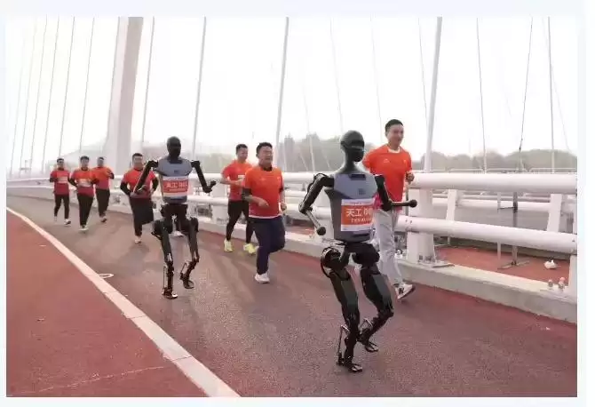 “天工”人形机器人亮相北京亦庄半马赛事,支持纯电驱拟人奔跑