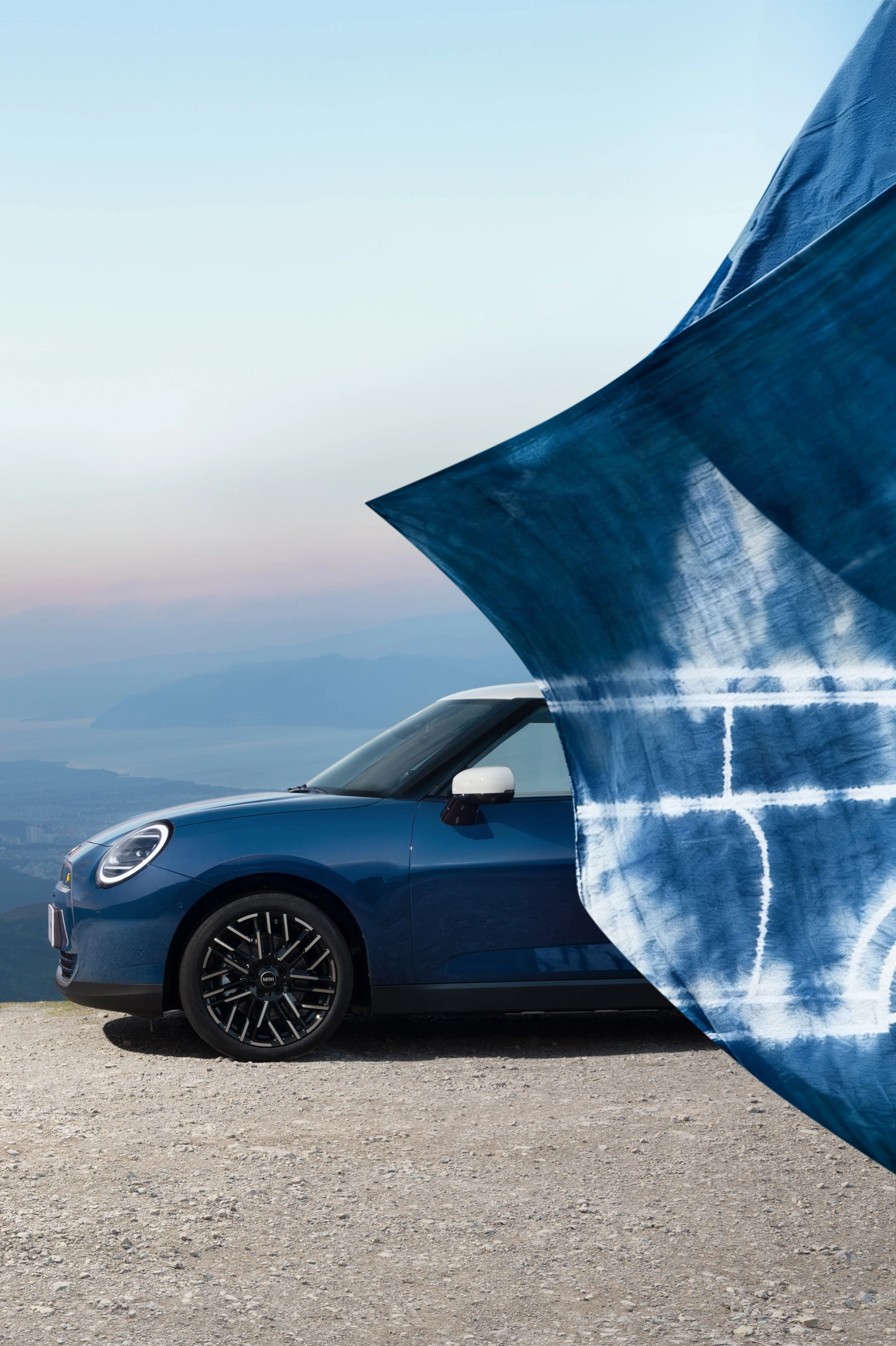 电动 MINI COOPER 推出即兴蓝调限定配色，售 20.88 万元起