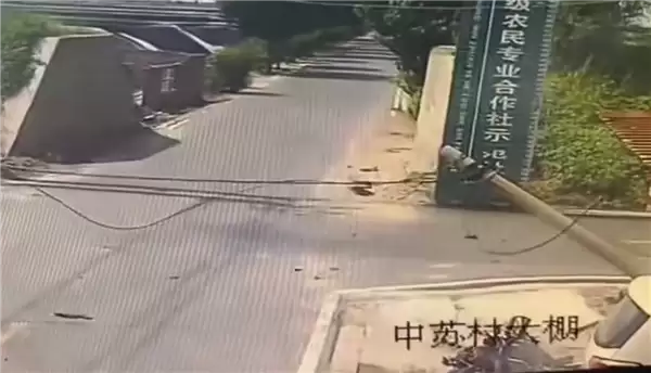 无灯十字路口摩托车撞上电动车:前者报废后者爆燃