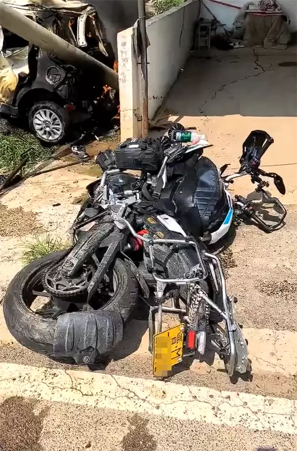 无灯十字路口摩托车撞上电动车:前者报废后者爆燃