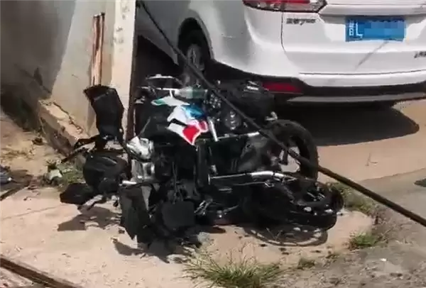 无灯十字路口摩托车撞上电动车:前者报废后者爆燃