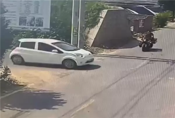 无灯十字路口摩托车撞上电动车:前者报废后者爆燃