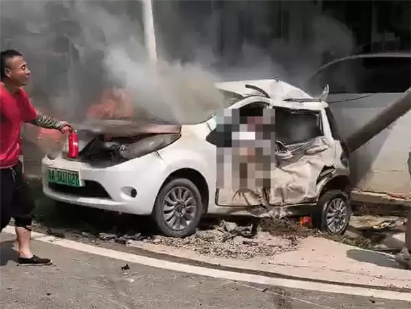 无灯十字路口摩托车撞上电动车:前者报废后者爆燃