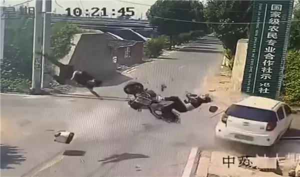 无灯十字路口摩托车撞上电动车:前者报废后者爆燃