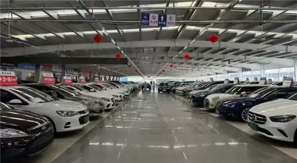 保时捷15万、宾利26.8万!豪车跳水致二手车大降价 大批车商跑路