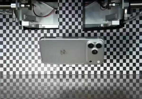 iPhone 18 Pro Max真机首次泄露:横向大矩阵镜组+全新深空灰配色