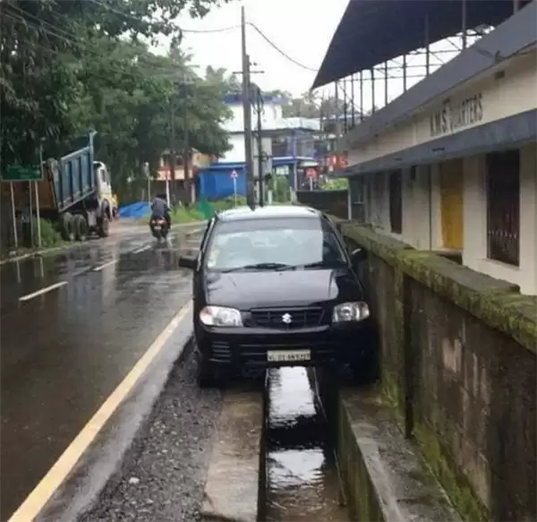 路边的停车位 到底该不该交钱?