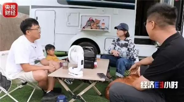 房车露营彻底走红：车主却无营地可停 只能蹭停车场落脚