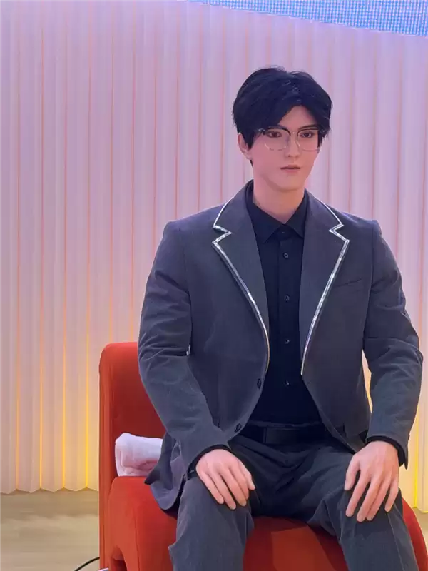 99万的U1陪伴机器人 有人形没有人味