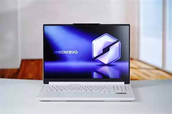 300Hz电竞屏!蛟龙16Pro潮玩版全能游戏本图赏