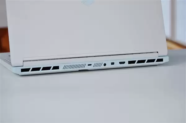 300Hz电竞屏!蛟龙16Pro潮玩版全能游戏本图赏
