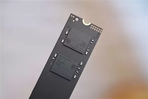 300Hz电竞屏!蛟龙16Pro潮玩版全能游戏本图赏