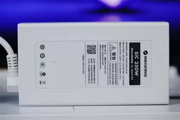 300Hz电竞屏!蛟龙16Pro潮玩版全能游戏本图赏