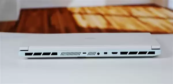 300Hz电竞屏!蛟龙16Pro潮玩版全能游戏本图赏