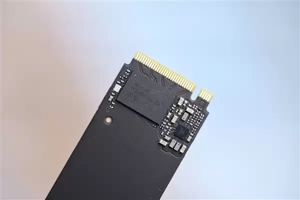 300Hz电竞屏!蛟龙16Pro潮玩版全能游戏本图赏