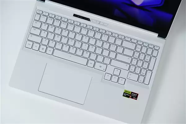 300Hz电竞屏!蛟龙16Pro潮玩版全能游戏本图赏