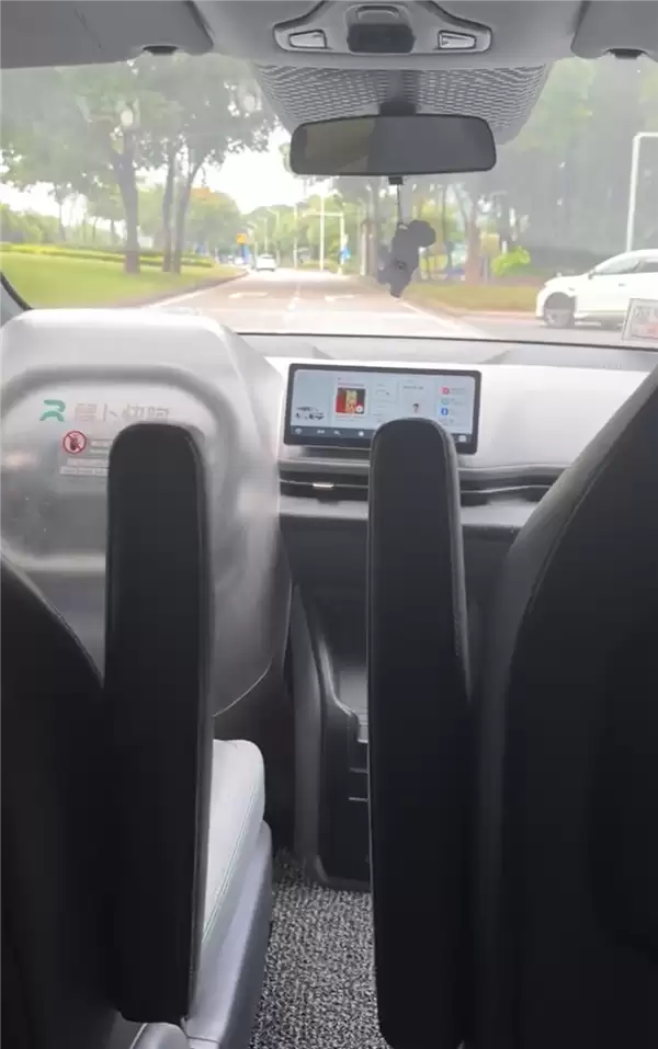 着急上班结果遇上佛系自动驾驶出租车!网友:隔着屏幕都感觉乘客要被气出内伤