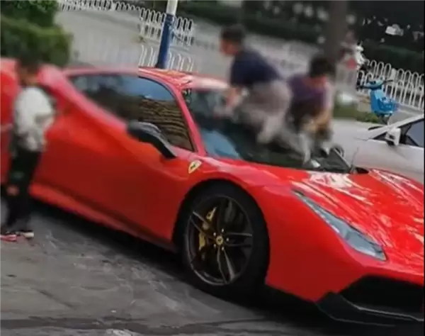 360万法拉利当滑梯!4名孩童攀爬致多处划痕:家长只想赔几百元