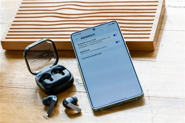 为这个春天增色三星 Galaxy Buds4 系列完美契合春季流行趋势