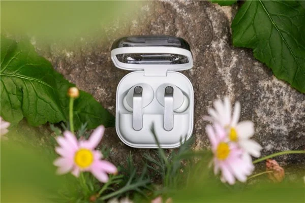 为这个春天增色三星 Galaxy Buds4 系列完美契合春季流行趋势