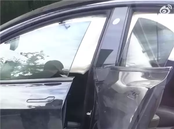保险还没生效车就撞报废！车主称踩刹车特斯拉反而加速 路口飙到110km/h