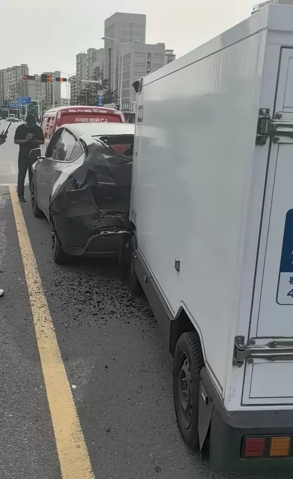 新石器无人车追尾特斯拉致其严重损毁 车主拒绝10万元私了