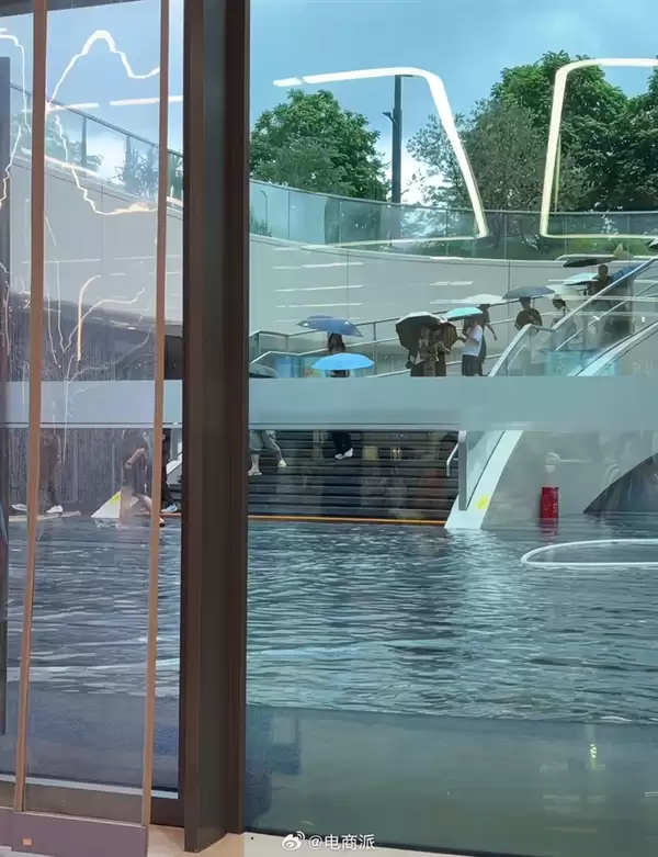 腾讯企鹅岛遭遇暴雨 打工人调侃在电梯见到水帘洞
