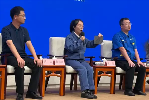适用于折叠屏手机!太钢集团成员展示徒手撕钢:厚度仅0.02毫米