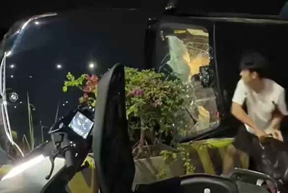 18岁小伙凌晨拆极核电池砸车救人:极核副总全网寻人送车