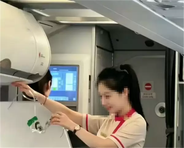 一航司不再强制要求空姐盘发:马尾辫空姐惊艳乘客