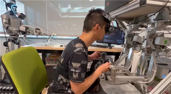 全球首例!宇树机器人手持器械完成活体外科手术 中国00后博士生登上Nature