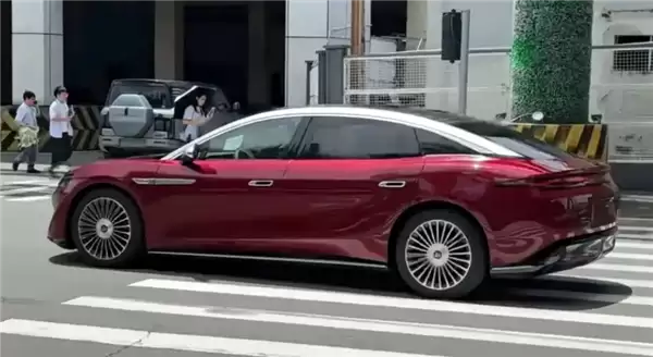 王朝网旗舰轿车!比亚迪大汉中国红实车图流出:双色车漆+多辐轮圈