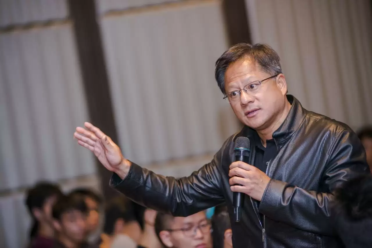 未来职场更“卷”,黄仁勋:“multi-shot”AI 具备超强推理能力,可视为“员工”