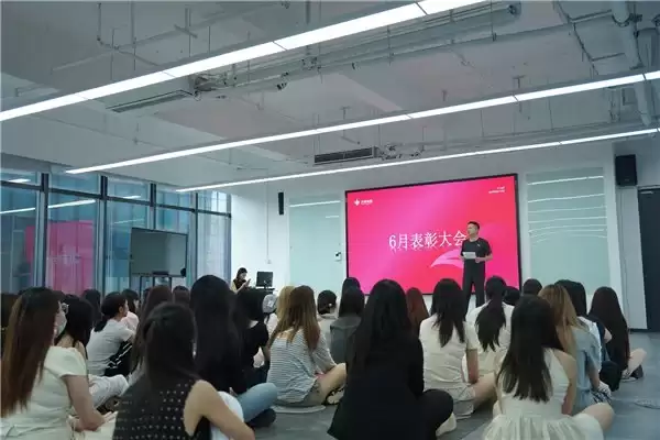 专业人才筑牢服务基底,火蝠电商举办6月优秀员工表彰大会