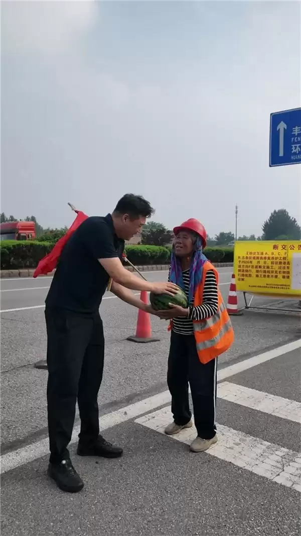 懂车帝唐山门店冰雹后公益买瓜:跨区域采购1吨,无偿送给环卫工等人群