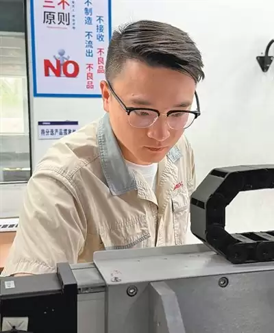 图为贾振楠正在调整设备参数。人民日报记者 刘军国摄