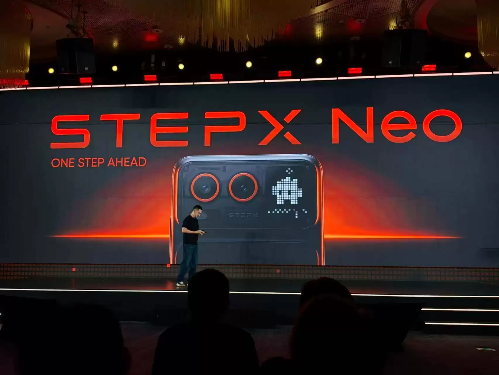 阶跃星辰连发三张王牌:STEPX品牌+Step AOS系统+首款原生智能体手机亮相