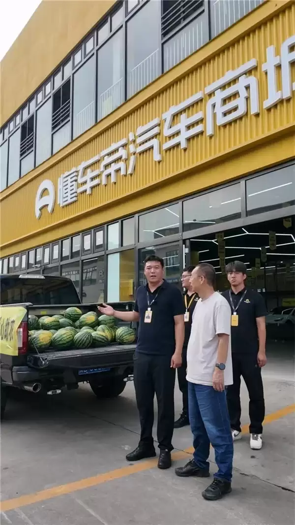 懂车帝唐山门店冰雹后公益买瓜:跨区域采购1吨,无偿送给环卫工等人群