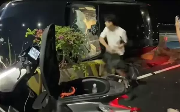 18岁少年拆极核电池砸窗救人!品牌方兑现承诺:赠送一台定制版AE8电摩