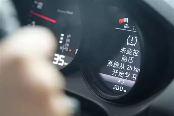 游客租豪车拒买高价保险 还车遭索赔数千元 知情人士:不买保险就给你划几下