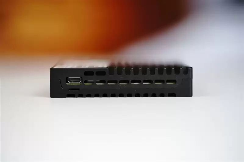 专为AI而生的企业级QLC SSD!长江存储PE501 61.44TB评测:超过1PB的写入测试