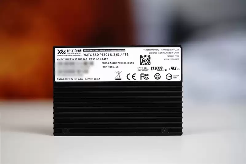 专为AI而生的企业级QLC SSD!长江存储PE501 61.44TB评测:超过1PB的写入测试