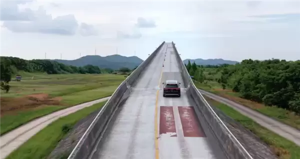 行业首个上坡动态极限避障 极氪8X把最危险的路况搬进了测试场