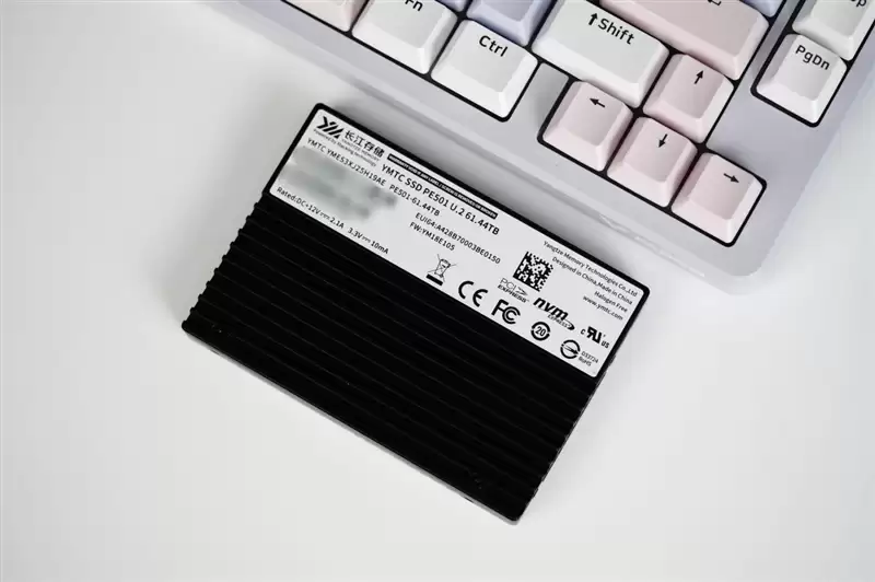 专为AI而生的企业级QLC SSD!长江存储PE501 61.44TB评测:超过1PB的写入测试