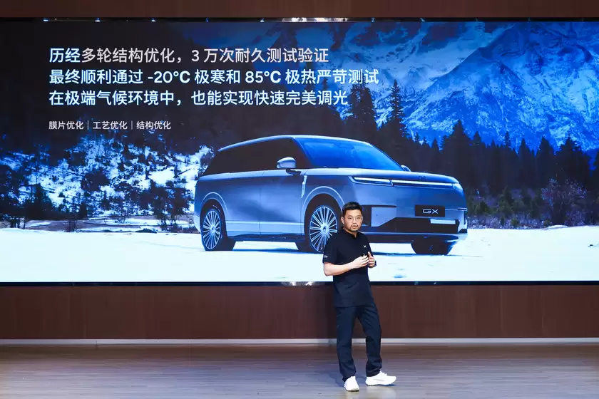 小鹏GX联合福耀玻璃攻克玻璃行业难题,业内最强AI调光隐私玻璃实现量产落地 小鹏GX联合福耀玻璃攻克玻璃行业难题,业内最强AI调光隐私玻璃实现量产落地