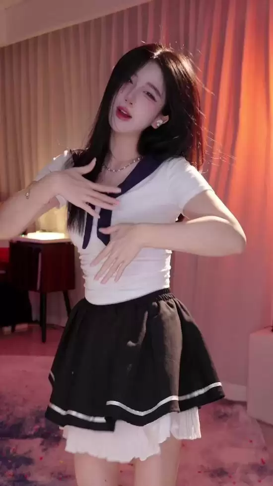 性感主播呆妹儿被嘲讽:千万粉丝没人刷礼物!
